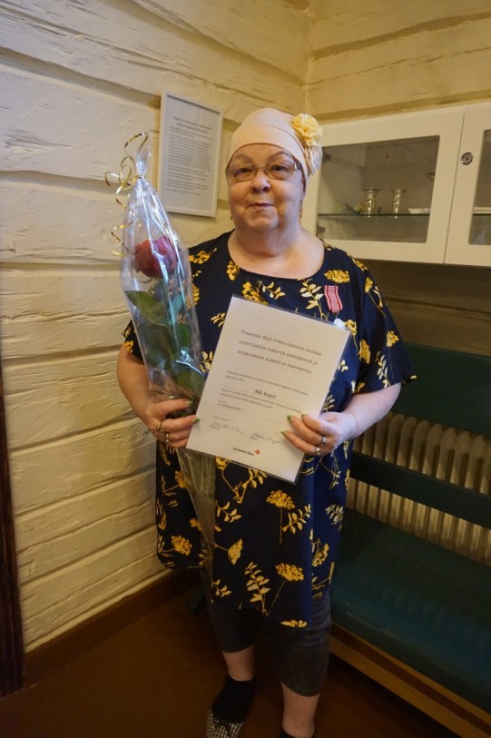 Hallituksen kokouksessa 4.9. puheenjohtaja Lauri Koliseva ja sihteeri Anna-Leena Seitsonen luovuttivat pronssisen ansiomitalin varapuheenjohtaja Aili Vuorelle.